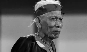 Mbah Hosen, salah seorang suporter paling ikonik dan dikenal sebagai pendukung setia Laskar Sape Kerrab, meninggal dunia pada Sabtu, 19 September 2026. (FOTO: BEKISARMEDIA.ID/ILEAGUE.ID)