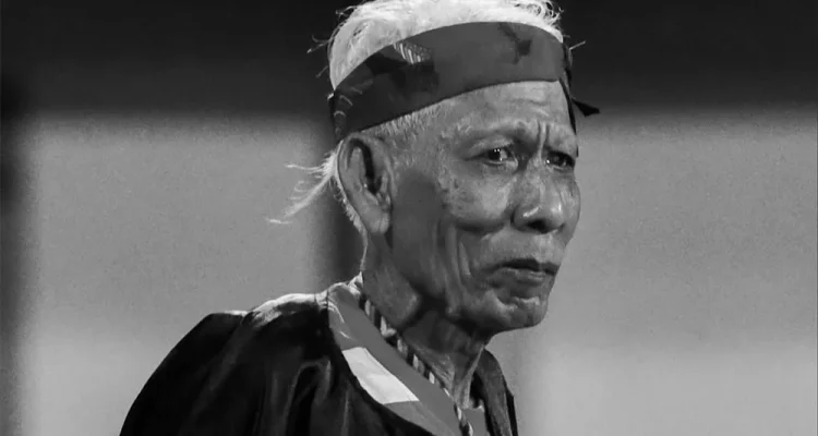 Mbah Hosen, salah seorang suporter paling ikonik dan dikenal sebagai pendukung setia Laskar Sape Kerrab, meninggal dunia pada Sabtu, 19 September 2026. (FOTO: BEKISARMEDIA.ID/ILEAGUE.ID)