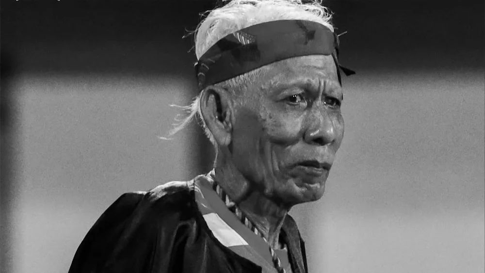 Mbah Hosen, salah seorang suporter paling ikonik dan dikenal sebagai pendukung setia Laskar Sape Kerrab, meninggal dunia pada Sabtu, 19 September 2026. (FOTO: BEKISARMEDIA.ID/ILEAGUE.ID)