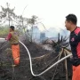 Sebanyak sembilan personel BPBD dan empat personel Damkar, dikerahkan ke lokasi dengan menggunakan kendaraan pemadam. (BEKISARMEDIA.ID/ANGGA)