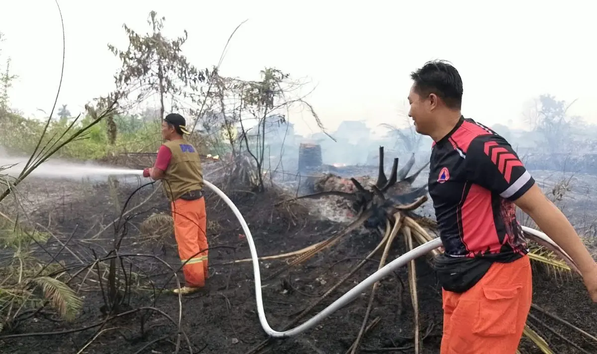 Sebanyak sembilan personel BPBD dan empat personel Damkar, dikerahkan ke lokasi dengan menggunakan kendaraan pemadam. (BEKISARMEDIA.ID/ANGGA)