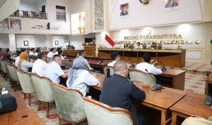 Coffee Morning yang dipimpin oleh Wali Kota Palembang, Ratu Dewa, dengan sejumlah asosiasi badan usaha seperti GAPENSI, GATENSI, HIPMI, REI, INKINDO, dan IDI, di Ruang Rapat Parameswara pada Selasa, 8 September 2026. (BEKISARMEDIA.ID/ANGGA)