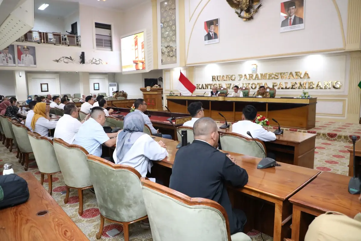 Coffee Morning yang dipimpin oleh Wali Kota Palembang, Ratu Dewa, dengan sejumlah asosiasi badan usaha seperti GAPENSI, GATENSI, HIPMI, REI, INKINDO, dan IDI, di Ruang Rapat Parameswara pada Selasa, 8 September 2026. (BEKISARMEDIA.ID/ANGGA)