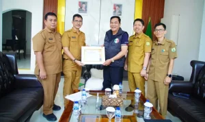Ir. H. Pathi Riduan, S.E., A.T.D., M.M., I.P.P., secara resmi menyerahkan piagam penghargaan Indeks Keinsinyuran Daerah (IKD) Tahun 2026 kepada Bupati Muba, Toha Tohet. (FOTO : BEKISARMEDIA.ID/TRI)