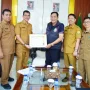 Ir. H. Pathi Riduan, S.E., A.T.D., M.M., I.P.P., secara resmi menyerahkan piagam penghargaan Indeks Keinsinyuran Daerah (IKD) Tahun 2026 kepada Bupati Muba, Toha Tohet. (FOTO : BEKISARMEDIA.ID/TRI)