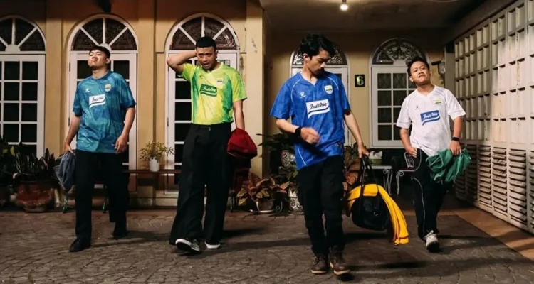 Persib Bandung secara resmi memperkenalkan seragam tempur anyar yang akan dikenakan sepanjang gelaran AFC Champions League (ACL) Two musim 2026/2027. (FOTO : BEKISARMEDIA.ID/ILEAGUE.ID)