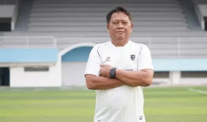 Mundari Karya, Pelatih Kepala Isenmulang Kalteng FC. (BEKISARMEDIA.ID/ILEAGUE.ID)