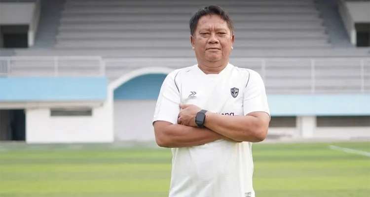 Mundari Karya, Pelatih Kepala Isenmulang Kalteng FC. (BEKISARMEDIA.ID/ILEAGUE.ID)