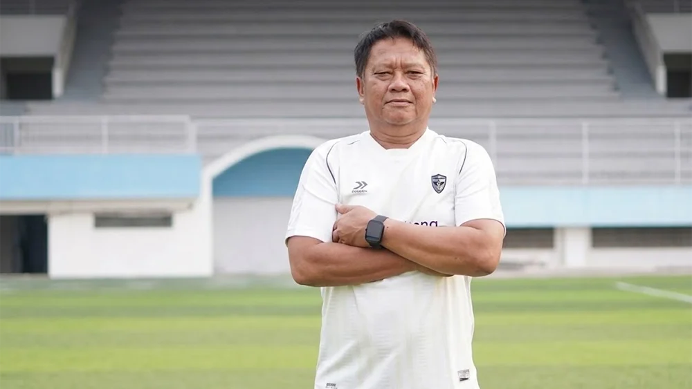 Mundari Karya, Pelatih Kepala Isenmulang Kalteng FC. (BEKISARMEDIA.ID/ILEAGUE.ID)