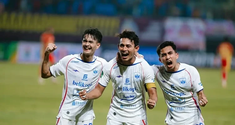 Pemain PSIS Semarang melakukan selebrasi usai menciptakan gol ke gawang Semen Padang FC pada pertandingan ke dua Pegadaian Championship musim 2026/2027 di Stadion Patriot Chandra Bhaga, Bekasi, Minggu, 20 September 2026. (FOTO: BEKISARMEDIA.ID/INSTAGRAM PSIS SEMARANG)