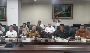 Dr. H. Apriyadi Mahmud menghadiri Rapat Koordinasi Monitoring Pengelolaan Sumur Minyak Masyarakat, Sumur Tua, dan Sumur Idle di Ruang Rapat Utama Gedung Bina Graha, Kantor Staf Kepresidenan (KSP), Jakarta, Kamis, 10 September 2026. (FOTO: BEKISARMEDIA.ID/DINKOMINFO MUBA) Dr. H. Apriyadi Mahmud menghadiri Rapat Koordinasi Monitoring Pengelolaan Sumur Minyak Masyarakat, Sumur Tua, dan Sumur Idle di Ruang Rapat Utama Gedung Bina Graha, Kantor Staf Kepresidenan (KSP), Jakarta, Kamis, 10 September 2026. (FOTO: BEKISARMEDIA.ID/DINKOMINFO MUBA)