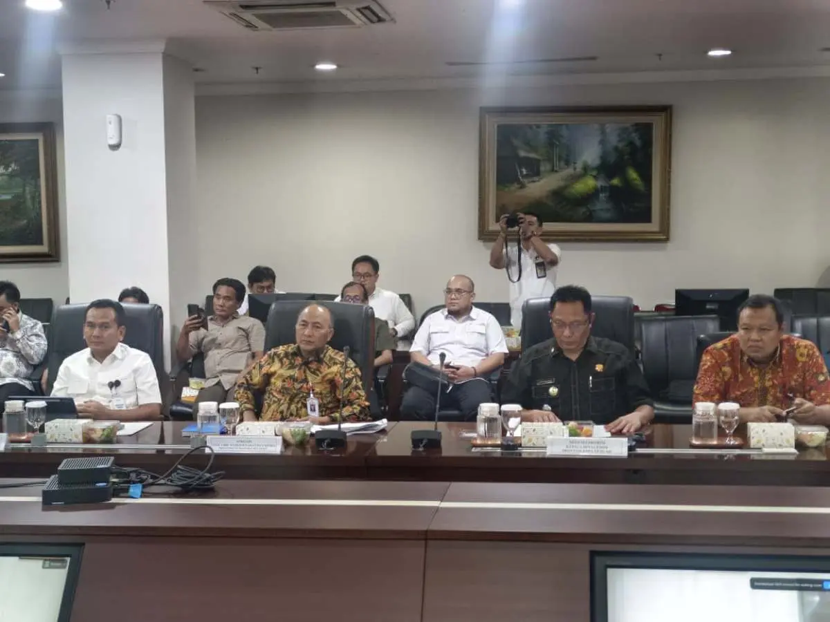 Dr. H. Apriyadi Mahmud menghadiri Rapat Koordinasi Monitoring Pengelolaan Sumur Minyak Masyarakat, Sumur Tua, dan Sumur Idle di Ruang Rapat Utama Gedung Bina Graha, Kantor Staf Kepresidenan (KSP), Jakarta, Kamis, 10 September 2026. (FOTO: BEKISARMEDIA.ID/DINKOMINFO MUBA)