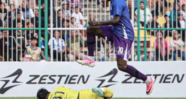 Bertandang ke Stadion Galuh Ciamis menghadapi PSGC Ciamis, Sabtu sore, 19 September 2026, Sumsel United harus mengakui keunggulan tuan rumah dengan skor akhir 0-2. Dua gol kemenangan PSGC Ciamis diborong oleh penyerang berpengalaman, Ezechiel Ndouasel, masing-masing pada menit ke-36 dan menit ke-57. (FOTO: BEKISARMEDIA.ID/INSTAGRAM PSGC CIAMIS)