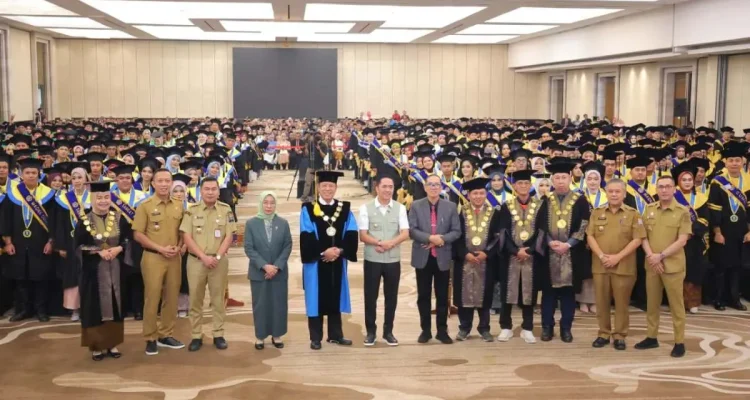 Wali Kota Palembang, Ratu Dewa, menghadiri Sidang Senat Terbuka dalam rangka Wisuda ke-67 di Hotel Wyndham Jakabaring, Selasa, 29 September 2026. (BEKISARMEDIA.ID/ANGGA)