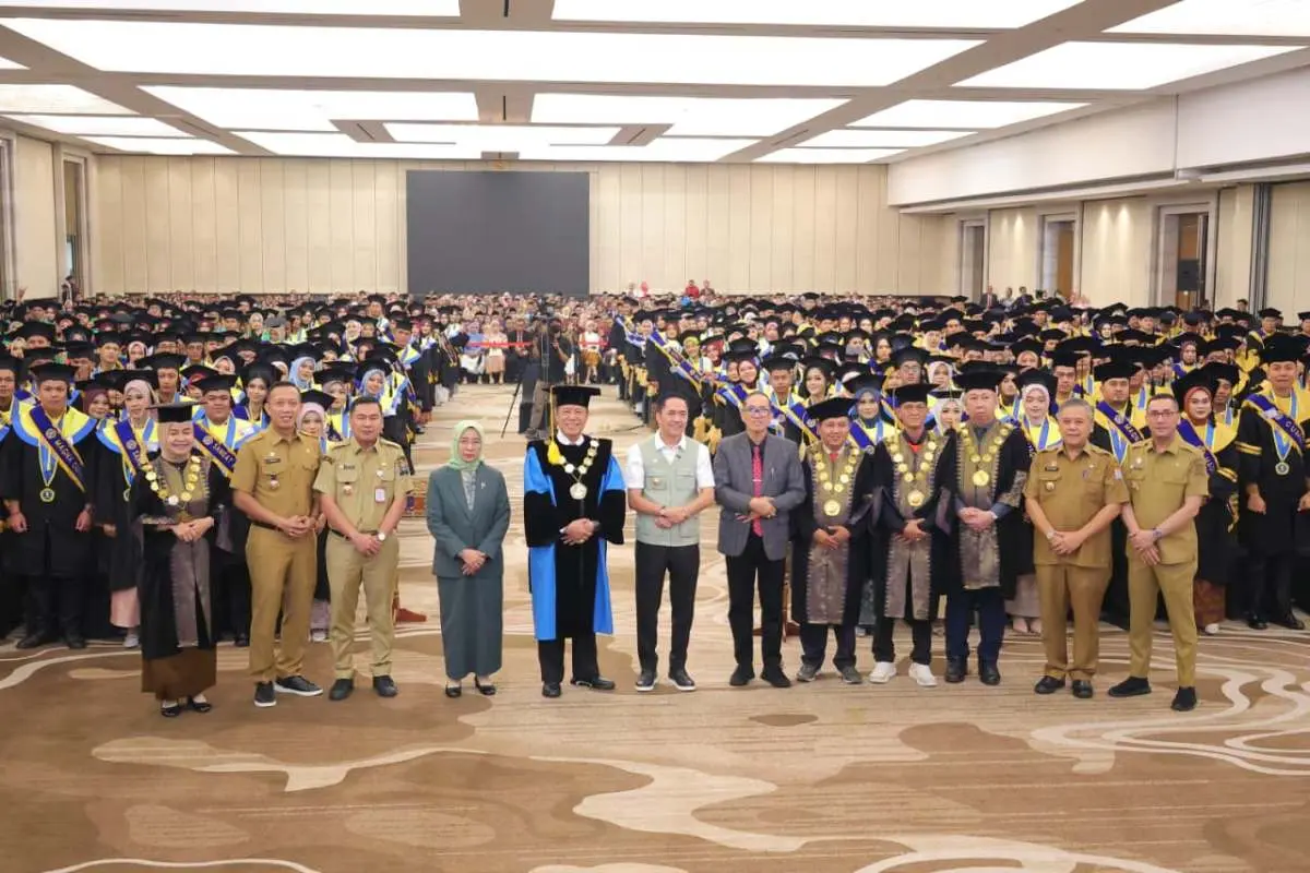Wali Kota Palembang, Ratu Dewa, menghadiri Sidang Senat Terbuka dalam rangka Wisuda ke-67 di Hotel Wyndham Jakabaring, Selasa, 29 September 2026. (BEKISARMEDIA.ID/ANGGA)