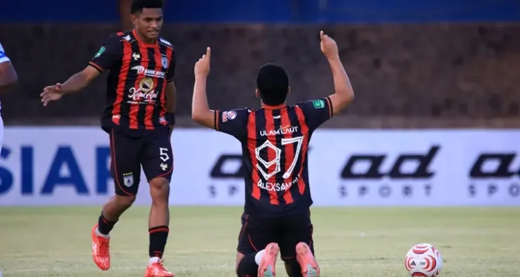 Saat membela Persipura Jayapura menghadapi PSBS Biak dalam lanjutan Pegadaian Championship 2026/2027 di Stadion Sriwedari, Solo, Sabtu, 17 Oktober 2026, Alexsandro dos Santos Ferreira langsung tampil impresif. (FOTO: ILEAGUE.ID)