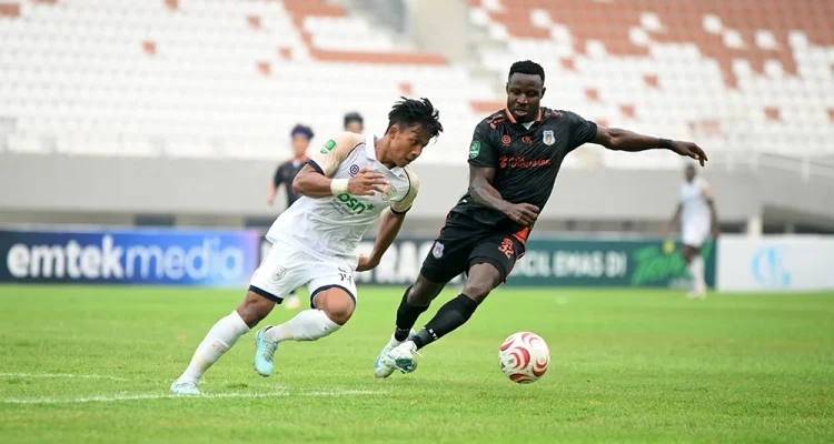 Pemain Sumsel United dan Persikad di Stadion Gelora Sriwijaya Jakabaring, Palembang. (BEKISARMEDIA.ID/TRI RICKI)