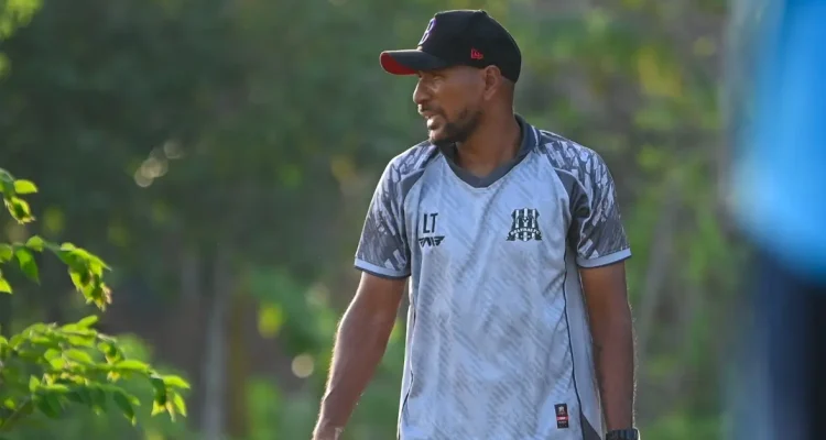 Pelatih kepala Deltras FC, Leonard Tupamahu. (FOTO: ILEAGUE.ID)