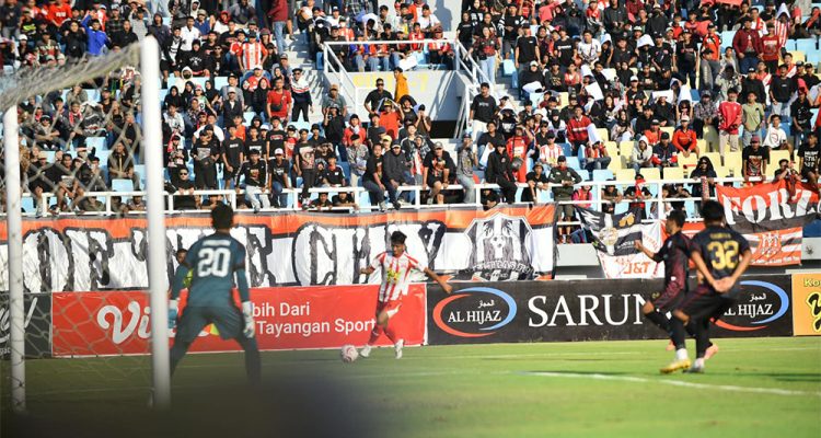 Sebanyak 11.206 penonton memadati tribun saat Deltras FC menjamu Persis Solo dalam lanjutan pekan keenam Pegadaian Championship 2026/2027, Minggu, 18 Oktober 2026.. (FOTO: ILEAGUE.ID)