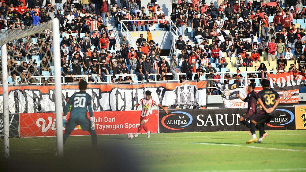 Sebanyak 11.206 penonton memadati tribun saat Deltras FC menjamu Persis Solo dalam lanjutan pekan keenam Pegadaian Championship 2026/2027, Minggu, 18 Oktober 2026.. (FOTO: ILEAGUE.ID)
