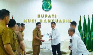 Bupati Kabupaten Muba, Toha Tohet, bertemu dengan Kepala BPS Muba, Nugraha Pukuh, di Ruang Rapat Kantor Bupati Muba, Selasa, 14 Oktober 2026. (BEKISARMEDIA.ID/ANGGA)