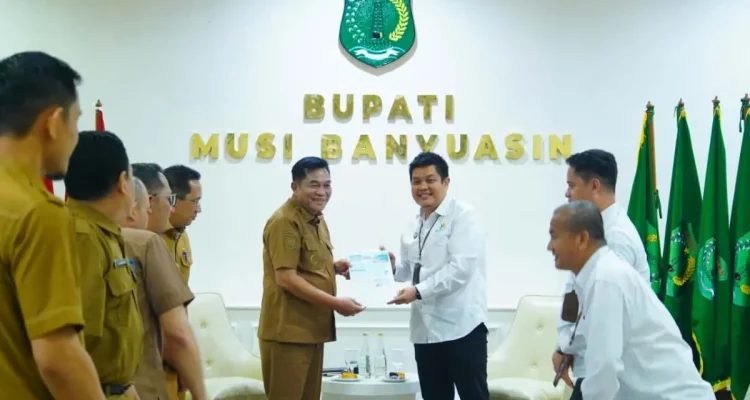 Bupati Kabupaten Muba, Toha Tohet, bertemu dengan Kepala BPS Muba, Nugraha Pukuh, di Ruang Rapat Kantor Bupati Muba, Selasa, 14 Oktober 2026. (BEKISARMEDIA.ID/ANGGA)