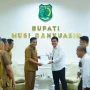 Bupati Kabupaten Muba, Toha Tohet, bertemu dengan Kepala BPS Muba, Nugraha Pukuh, di Ruang Rapat Kantor Bupati Muba, Selasa, 14 Oktober 2026. (BEKISARMEDIA.ID/ANGGA)