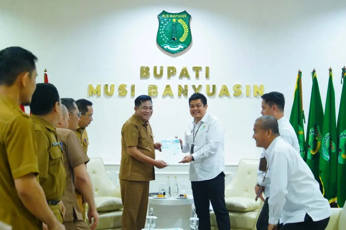 Bupati Kabupaten Muba, Toha Tohet, bertemu dengan Kepala BPS Muba, Nugraha Pukuh, di Ruang Rapat Kantor Bupati Muba, Selasa, 14 Oktober 2026. (BEKISARMEDIA.ID/ANGGA)