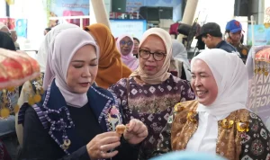 Ketua TP PKK Kota Palembang, Dewi Sastrani, mendampingi Ketua TP PKK Sumsel, Febrita Lustia, saat menghadiri Festival Jajanan Bingen 2026 di OPI Mall, Palembang. (BEKISARMEDIA.ID/HAIRUDIN)