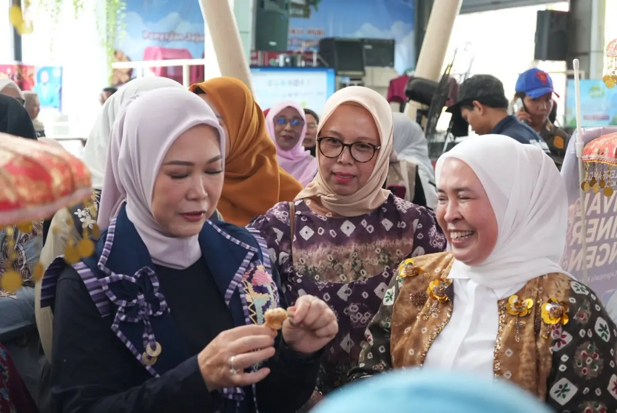 Ketua TP PKK Kota Palembang, Dewi Sastrani, mendampingi Ketua TP PKK Sumsel, Febrita Lustia, saat menghadiri Festival Jajanan Bingen 2026 di OPI Mall, Palembang. (BEKISARMEDIA.ID/HAIRUDIN)