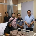 Anggota Dewan Perwakilan Daerah (DPD) Republik Indonesia (RI) asal Provinsi Sumatra Barat (Sumbar), Irman Gusman, menjenguk istri Ketua Majelis Ulama Indonesia (MUI) Sumbar, Buya Dr. Zulkarnaini, yang tengah menjalani perawatan intensif di RS Medika Cilegon, Banten, Kamis sore, 22 Oktober 2026. (FOTO: DOK. PRIBADI IRMAN GUSMAN)