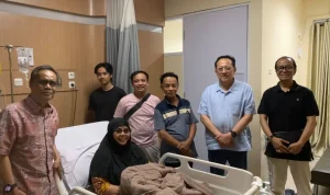Anggota Dewan Perwakilan Daerah (DPD) Republik Indonesia (RI) asal Provinsi Sumatra Barat (Sumbar), Irman Gusman, menjenguk istri Ketua Majelis Ulama Indonesia (MUI) Sumbar, Buya Dr. Zulkarnaini, yang tengah menjalani perawatan intensif di RS Medika Cilegon, Banten, Kamis sore, 22 Oktober 2026. (FOTO: DOK. PRIBADI IRMAN GUSMAN)