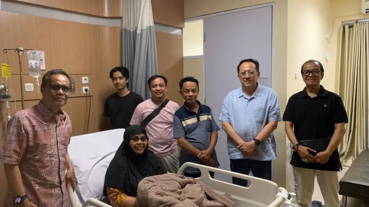 Anggota Dewan Perwakilan Daerah (DPD) Republik Indonesia (RI) asal Provinsi Sumatra Barat (Sumbar), Irman Gusman, menjenguk istri Ketua Majelis Ulama Indonesia (MUI) Sumbar, Buya Dr. Zulkarnaini, yang tengah menjalani perawatan intensif di RS Medika Cilegon, Banten, Kamis sore, 22 Oktober 2026. (FOTO: DOK. PRIBADI IRMAN GUSMAN)
