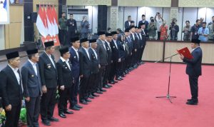 Wali Kota Palembang, Ratu Dewa, mengikuti pengukuhan secara serentak pengurus Komite Daerah Ekonomi dan Keuangan Syariah (KDEKS) Provinsi, Kabupaten, dan Kota se Sumatra Selatan (Sumsel) Tahun 2026, di Aula Graha Bina Praja, Kantor Gubernur Sumsel, Jum'at, 2 Oktober 2026. (BEKISARMEDIA.ID/ANGGA)