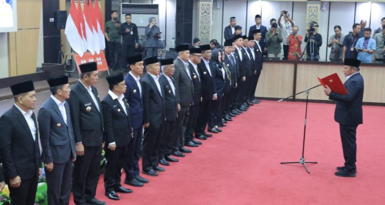 Wali Kota Palembang, Ratu Dewa, mengikuti pengukuhan secara serentak pengurus Komite Daerah Ekonomi dan Keuangan Syariah (KDEKS) Provinsi, Kabupaten, dan Kota se Sumatra Selatan (Sumsel) Tahun 2026, di Aula Graha Bina Praja, Kantor Gubernur Sumsel, Jum'at, 2 Oktober 2026. (BEKISARMEDIA.ID/ANGGA)