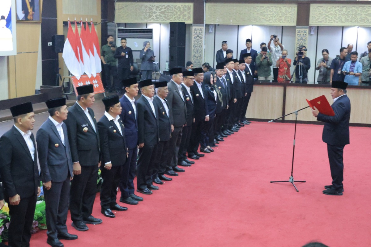 Wali Kota Palembang, Ratu Dewa, mengikuti pengukuhan secara serentak pengurus Komite Daerah Ekonomi dan Keuangan Syariah (KDEKS) Provinsi, Kabupaten, dan Kota se Sumatra Selatan (Sumsel) Tahun 2026, di Aula Graha Bina Praja, Kantor Gubernur Sumsel, Jum'at, 2 Oktober 2026. (BEKISARMEDIA.ID/ANGGA)