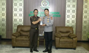 Kapolda Sumatra Selatan (Sumsel), Irjen Pol. Rony Samtana, S.I.K., M.T.C.P., memimpin kunjungan kerja ke Kantor Kejaksaan Tinggi (Kejati) Sumsel di Palembang, Kamis, 22 Oktober 2026. (BEKISARMEDIA.ID/WAHYUDI)