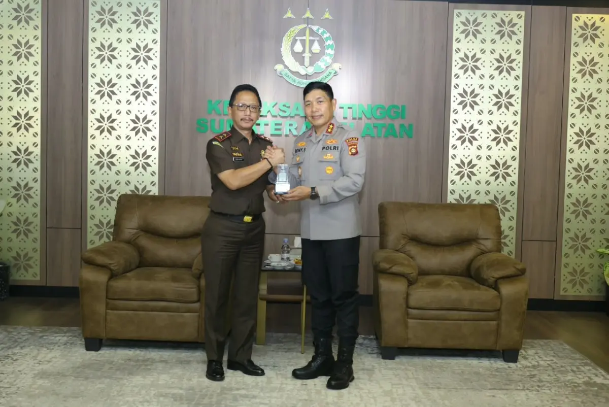 Kapolda Sumatra Selatan (Sumsel), Irjen Pol. Rony Samtana, S.I.K., M.T.C.P., memimpin kunjungan kerja ke Kantor Kejaksaan Tinggi (Kejati) Sumsel di Palembang, Kamis, 22 Oktober 2026. (BEKISARMEDIA.ID/WAHYUDI)
