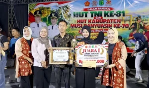 Pemenang Lomba Senjang dalam rangka memperingati Hari Ulang Tahun (HUT) ke-81 TNI dan HUT ke-70 Kabupaten Musi Banyuasin (Muba) di Lapangan Stable Berkuda Sekayu pada Jumat malam, 9 Oktober 2026. (BEKISARMEDIA.ID/ANGGA)