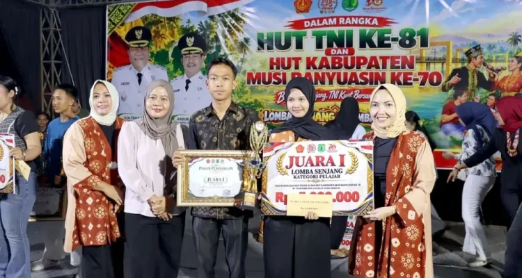 Pemenang Lomba Senjang dalam rangka memperingati Hari Ulang Tahun (HUT) ke-81 TNI dan HUT ke-70 Kabupaten Musi Banyuasin (Muba) di Lapangan Stable Berkuda Sekayu pada Jumat malam, 9 Oktober 2026. (BEKISARMEDIA.ID/ANGGA)