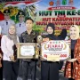 Pemenang Lomba Senjang dalam rangka memperingati Hari Ulang Tahun (HUT) ke-81 TNI dan HUT ke-70 Kabupaten Musi Banyuasin (Muba) di Lapangan Stable Berkuda Sekayu pada Jumat malam, 9 Oktober 2026. (BEKISARMEDIA.ID/ANGGA)