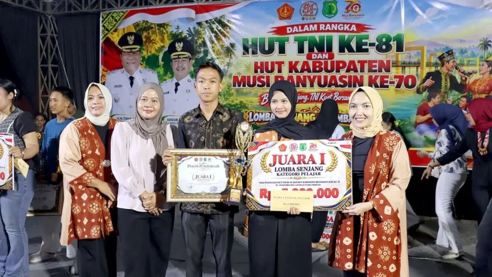 Pemenang Lomba Senjang dalam rangka memperingati Hari Ulang Tahun (HUT) ke-81 TNI dan HUT ke-70 Kabupaten Musi Banyuasin (Muba) di Lapangan Stable Berkuda Sekayu pada Jumat malam, 9 Oktober 2026. (BEKISARMEDIA.ID/ANGGA)