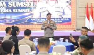 Kapolda Sumatra Selatan (Sumsel), Irjen Pol. Rony Samtana, S.I.K., M.T.C.P., mempererat hubungan kemitraan dengan insan pers melalui kegiatan silaturahmi di Lantai 7 Gedung Presisi Mapolda Sumsel, Rabu, 21 Oktober 2026. (BEKISARMEDIA.ID/WAHYUDI)