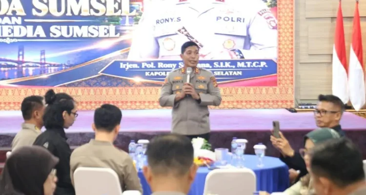 Kapolda Sumatra Selatan (Sumsel), Irjen Pol. Rony Samtana, S.I.K., M.T.C.P., mempererat hubungan kemitraan dengan insan pers melalui kegiatan silaturahmi di Lantai 7 Gedung Presisi Mapolda Sumsel, Rabu, 21 Oktober 2026. (BEKISARMEDIA.ID/WAHYUDI)