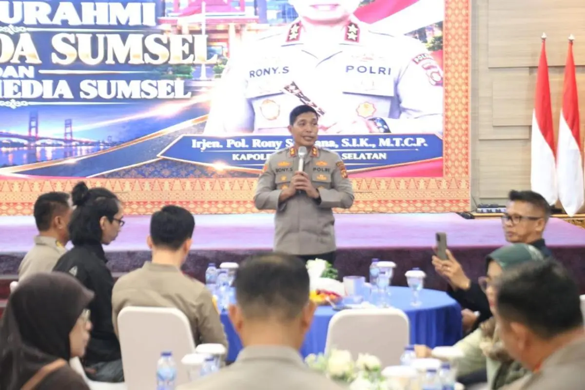 Kapolda Sumatra Selatan (Sumsel), Irjen Pol. Rony Samtana, S.I.K., M.T.C.P., mempererat hubungan kemitraan dengan insan pers melalui kegiatan silaturahmi di Lantai 7 Gedung Presisi Mapolda Sumsel, Rabu, 21 Oktober 2026. (BEKISARMEDIA.ID/WAHYUDI)