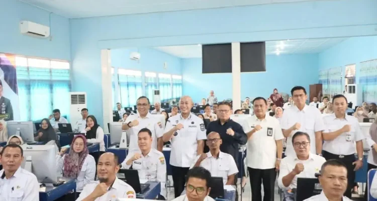 Wali Kota Lubuk Linggau,  H Rachmat Hidayat membuka kegiatan Profiling Aparatur Sipil Negara (ASN) di lingkungan Pemerintah Kota Lubuk Linggau di Laboratorium Komputer SMK Negeri 2 Kota Lubuk Linggau (BEKISARMEDIA.ID/HAIRUDIN)