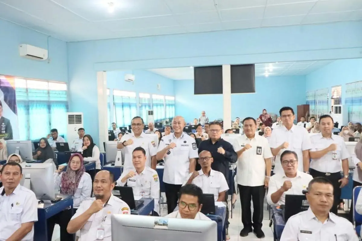 Wali Kota Lubuk Linggau,  H Rachmat Hidayat membuka kegiatan Profiling Aparatur Sipil Negara (ASN) di lingkungan Pemerintah Kota Lubuk Linggau di Laboratorium Komputer SMK Negeri 2 Kota Lubuk Linggau (BEKISARMEDIA.ID/HAIRUDIN)