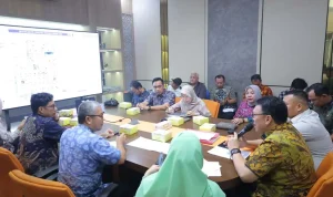 Rapat Sosialisasi Rencana Drainase yang akan diterapkan dalam site plan atas nama PT Optimis Sebiduk Semare (diwakili Imam) dan PT Ciputra Askara Gemilang (diwakili Rizka Mawaddah), di Ruang Rapat Dinas Pekerjaan Umum dan Penataan Ruang (PUPR) Kota Palembang, Jalan Slamet Riady No. 550. (BEKISARMEDIA.ID/HAIRUDIN)