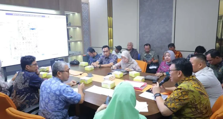 Rapat Sosialisasi Rencana Drainase yang akan diterapkan dalam site plan atas nama PT Optimis Sebiduk Semare (diwakili Imam) dan PT Ciputra Askara Gemilang (diwakili Rizka Mawaddah), di Ruang Rapat Dinas Pekerjaan Umum dan Penataan Ruang (PUPR) Kota Palembang, Jalan Slamet Riady No. 550. (BEKISARMEDIA.ID/HAIRUDIN)