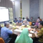 Rapat Sosialisasi Rencana Drainase yang akan diterapkan dalam site plan atas nama PT Optimis Sebiduk Semare (diwakili Imam) dan PT Ciputra Askara Gemilang (diwakili Rizka Mawaddah), di Ruang Rapat Dinas Pekerjaan Umum dan Penataan Ruang (PUPR) Kota Palembang, Jalan Slamet Riady No. 550. (BEKISARMEDIA.ID/HAIRUDIN)